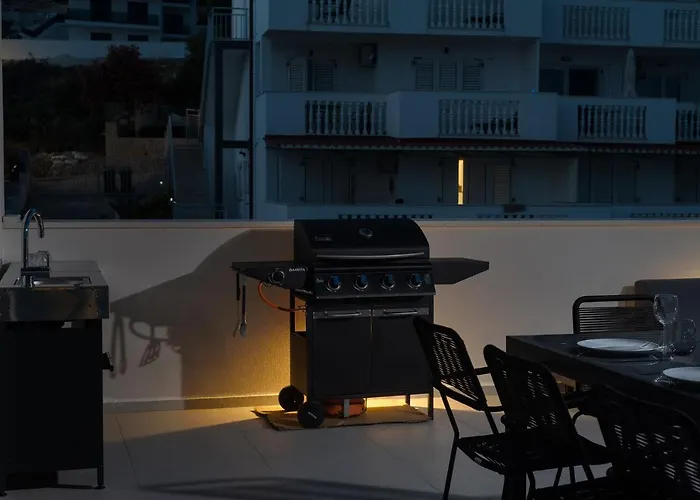 Julian With A Heated Pool 트로기르