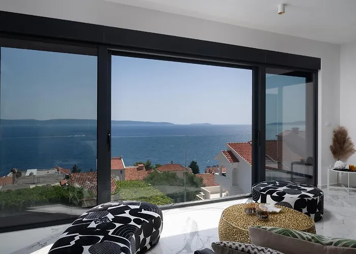 Julian With A Heated Pool 트로기르