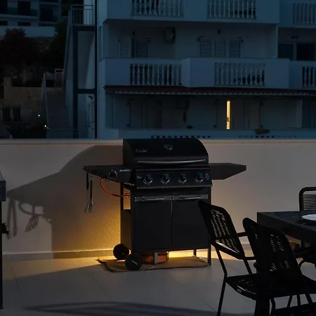 Julian With A Heated Pool טרוגיר