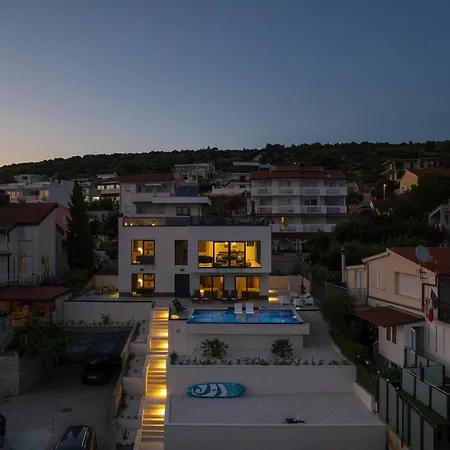 Vila Julian With A Heated Pool