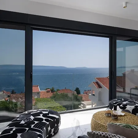 Julian With A Heated Pool טרוגיר