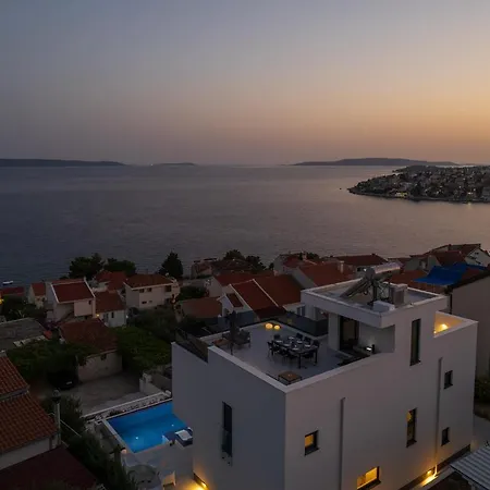 Julian With A Heated Pool * טרוגיר