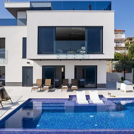 Julian With A Heated Pool וילה