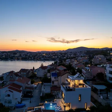 Julian With A Heated Pool 特罗吉尔